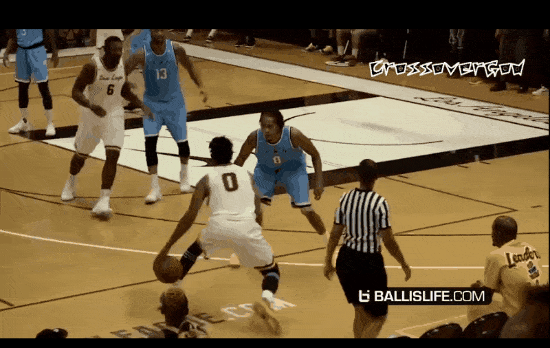 中超赛场争议判罚：VAR判罚引发热议,（中超争议判罚风波：VAR决定引发热议）