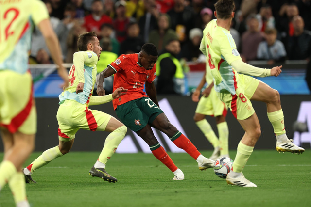 防线告急！曼联连续9场失球，英超丢球数高居第六（后防告急：曼联已连续9场被破门，英超失球数位列第六）