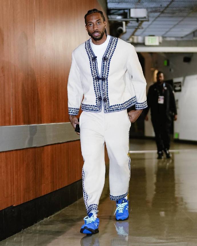 中超欠薪问题严峻，俱乐部准入难，财务困境持续，亟需解决。（中超欠薪严峻，准入受阻，财务困局未解，亟待破解）