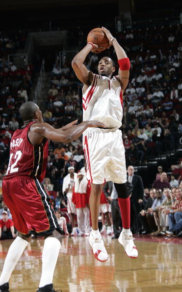 18岁超新星成广东内线希望！苦寻多年，他才是易建联接班人？（18岁新秀撑起广东内线？多年寻觅后，他会是易建联的接班人）