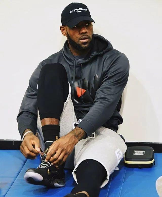 西班牙足协宣传反家暴：面对家庭暴力，直接出示红牌（西班牙足协发起反家暴倡议：对家暴行为亮出红牌）