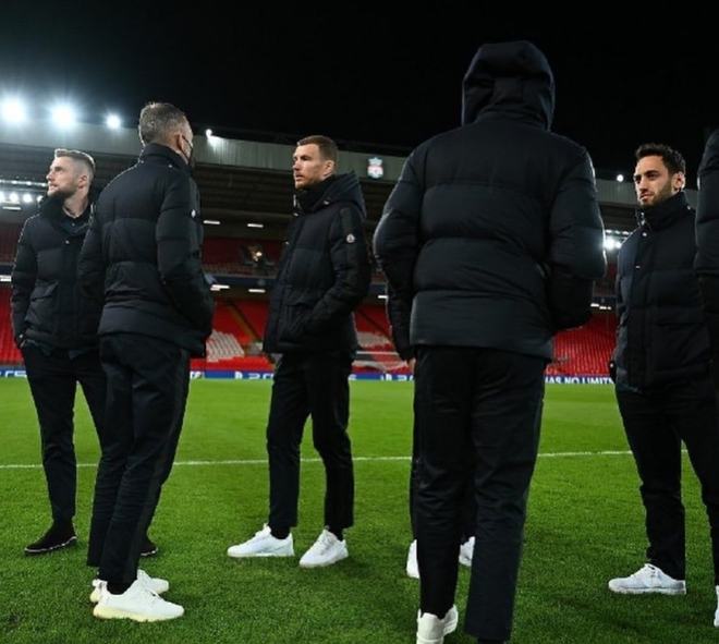 图片报：西蒙斯因抱怨颈痛缺席昨日合练，很可能缺战今日比赛（图片报：西蒙斯昨因颈痛未参加合练，今日比赛恐将无缘）